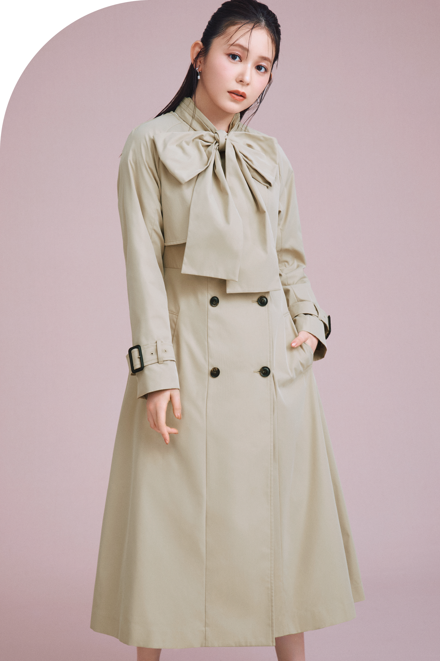リボン付きトレンチコートの着用イメージ
