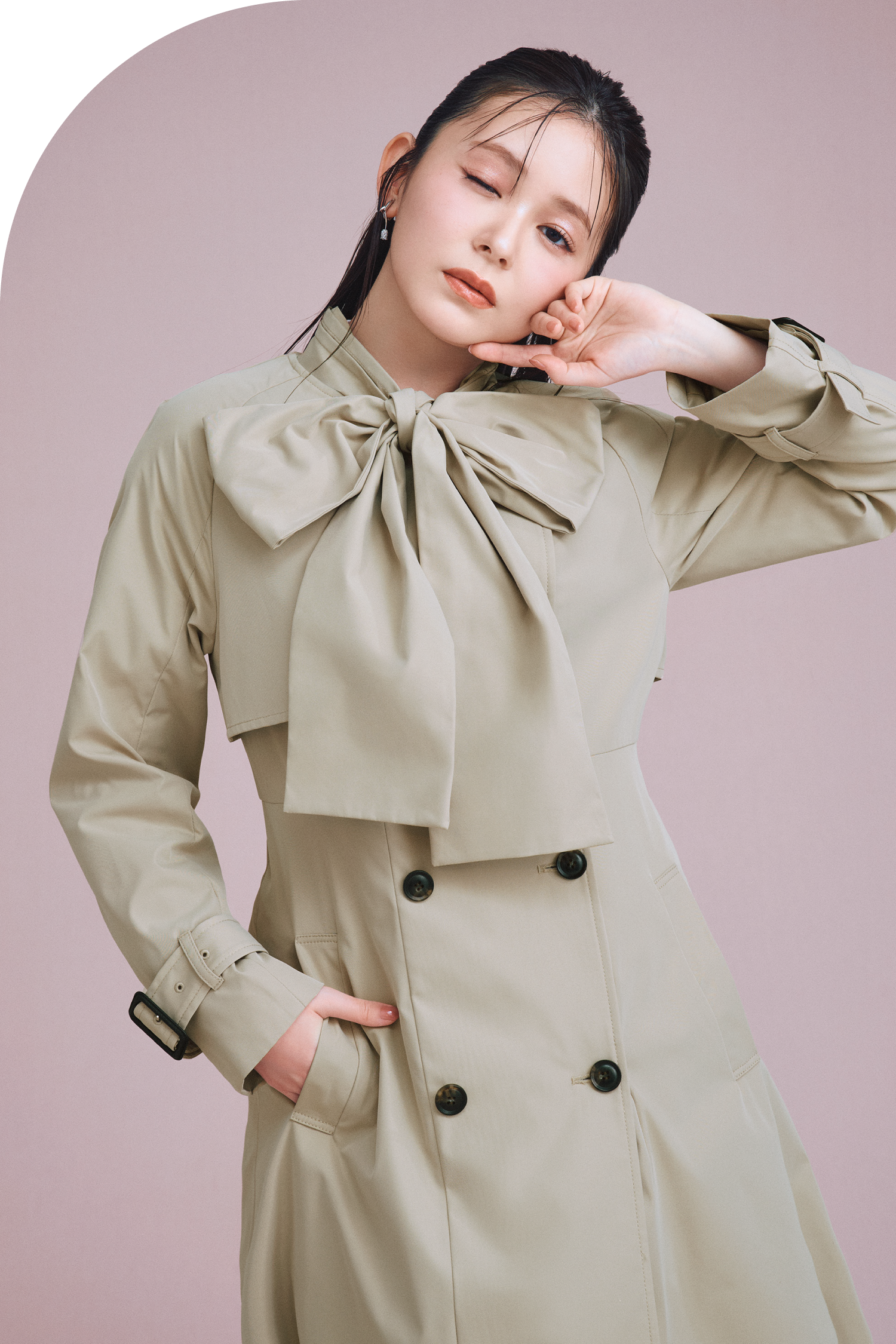 ベージュ色のリボン付きトレンチコート、ビジューチューリップイヤリングを着用したモデル画像