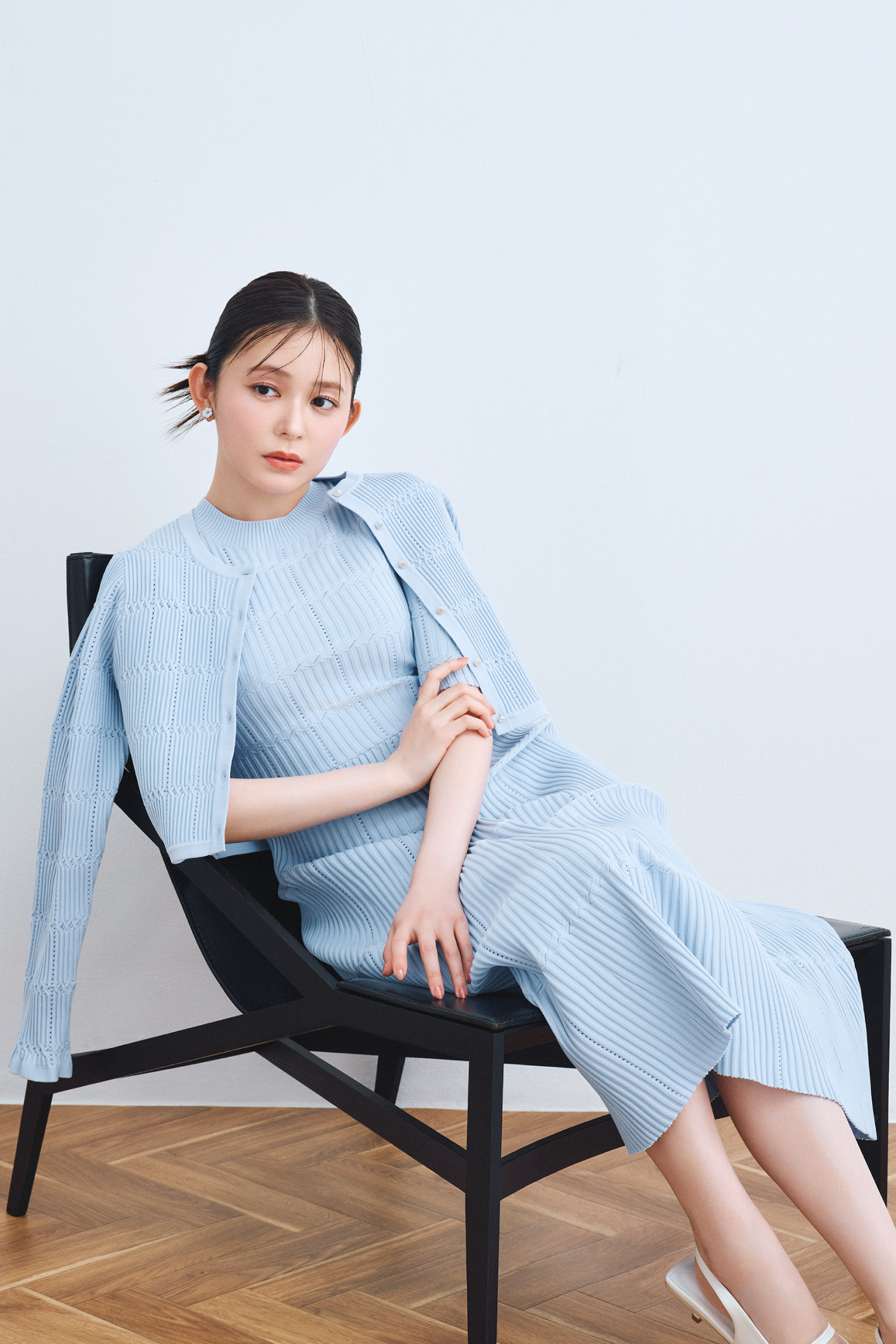 ディフォーメーションニットカーディガン、ディフォメーションワンピース、白蝶貝クローバーイヤリング、リボンディテールバックストラップミュールの着用イメージ