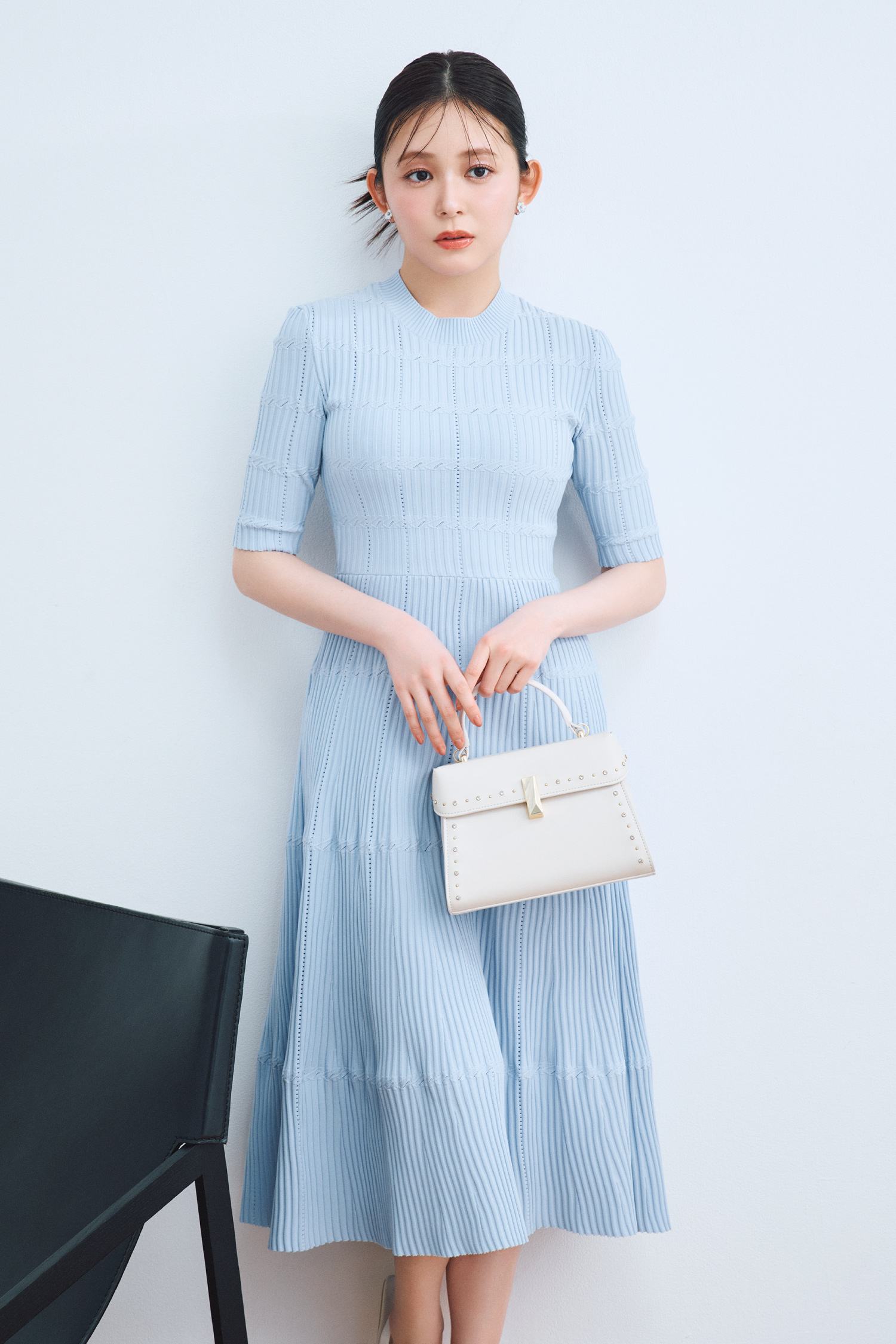 青空色のディフォメーションワンピース、【リュタン】ビジュースタッズポシェット（Ｍ）を着用したモデル画像