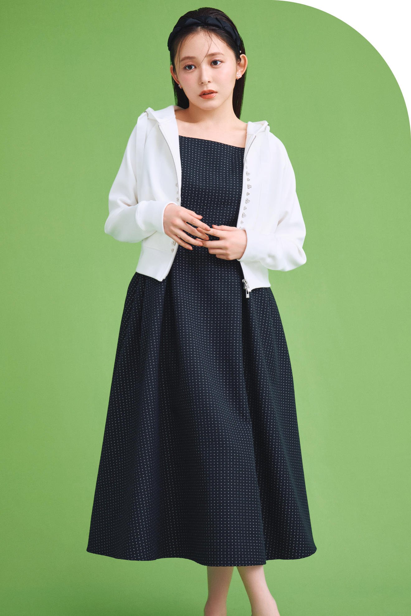 白色のフロントビシューフーディーと黒色のバリエーションフィット＆フレアワンピースを着用したモデル画像