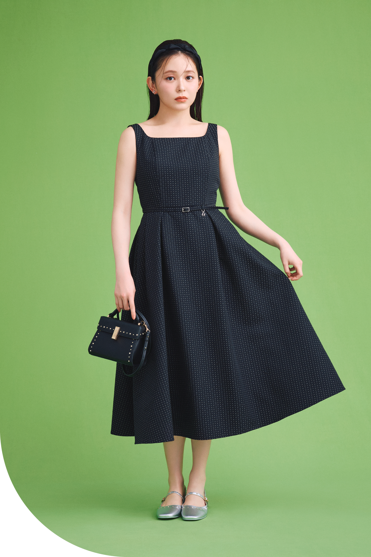 バリエーションフィット＆フレアワンピース、フリルカチューシャ、ビジューチェリーイヤリング、リュタンビジュースタッズポシェット、ビジュースタッズフラットシューズを着用した女性