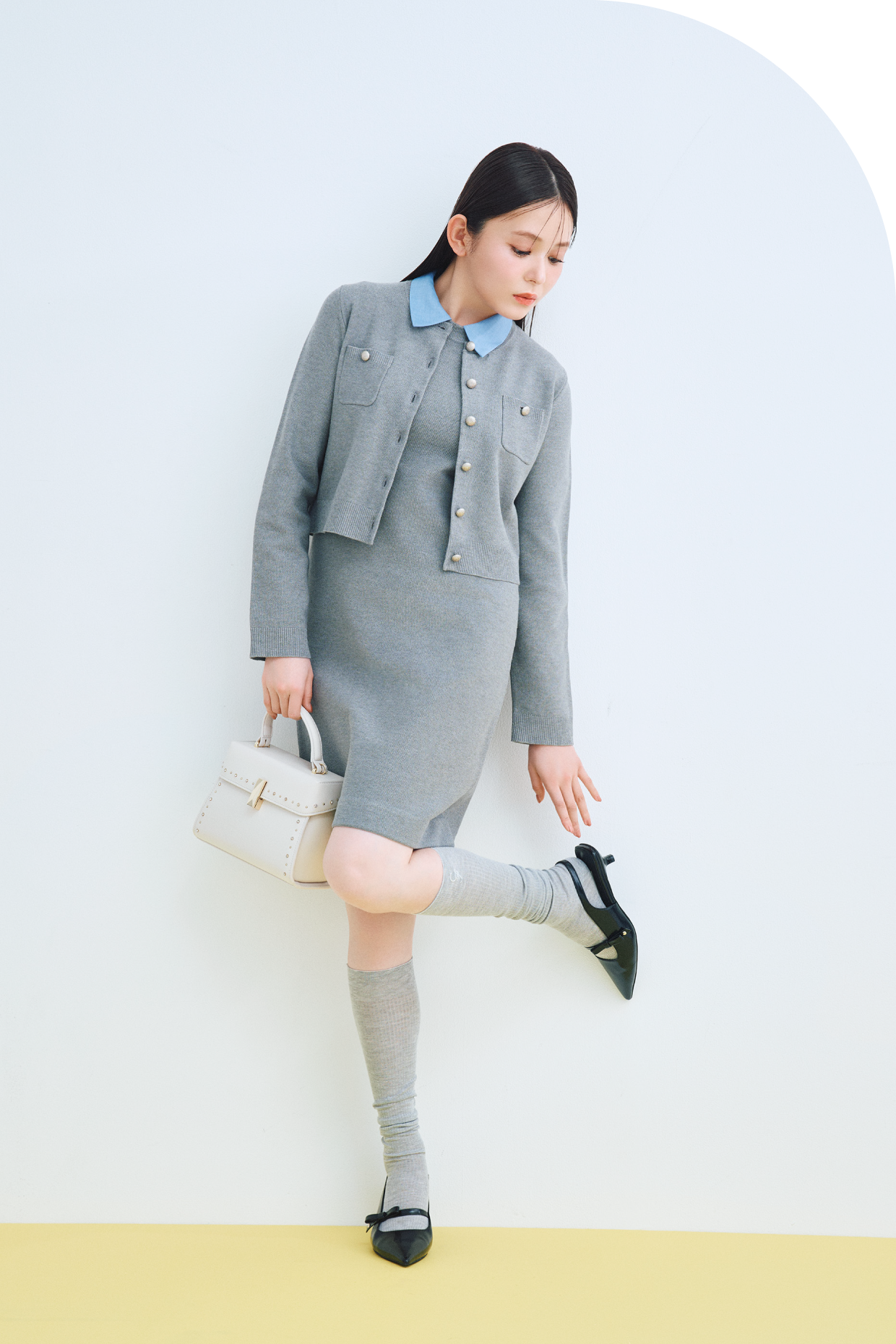襟付きニットワンピースセット、リュタンビジュースタッズポシェット（Ｍ）、【リュタン】ビジュースタッズポシェット（Ｍ）、ロゴ刺繍入り靴下、リボンディテールバックストラップミュールの着用イメージ