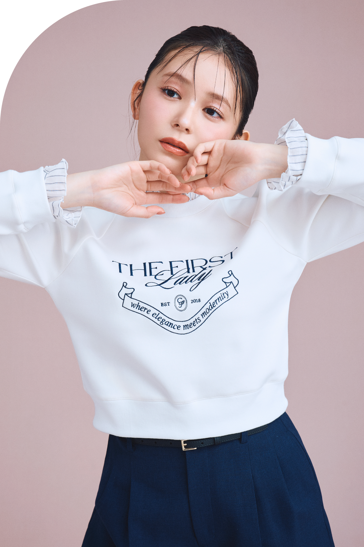 デタッチャブルスウェットトップス、ベルト付きショートパンツを着用したモデル画像