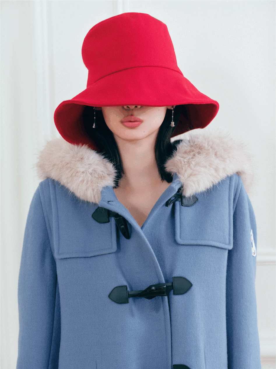 【パディントン™×CELFORD】ダッフルコート、【パディントン™×CELFORD】ビジューハットイヤリングを着用したモデル画像