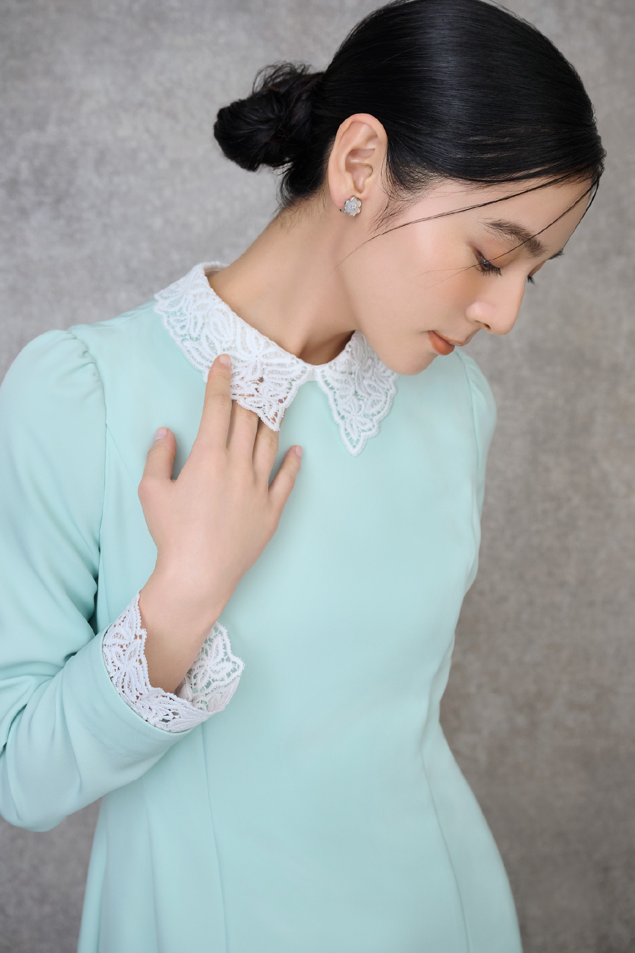 刺繍レース付きマーメイドワンピースと白蝶貝クローバーイヤリングを着用したモデル画像