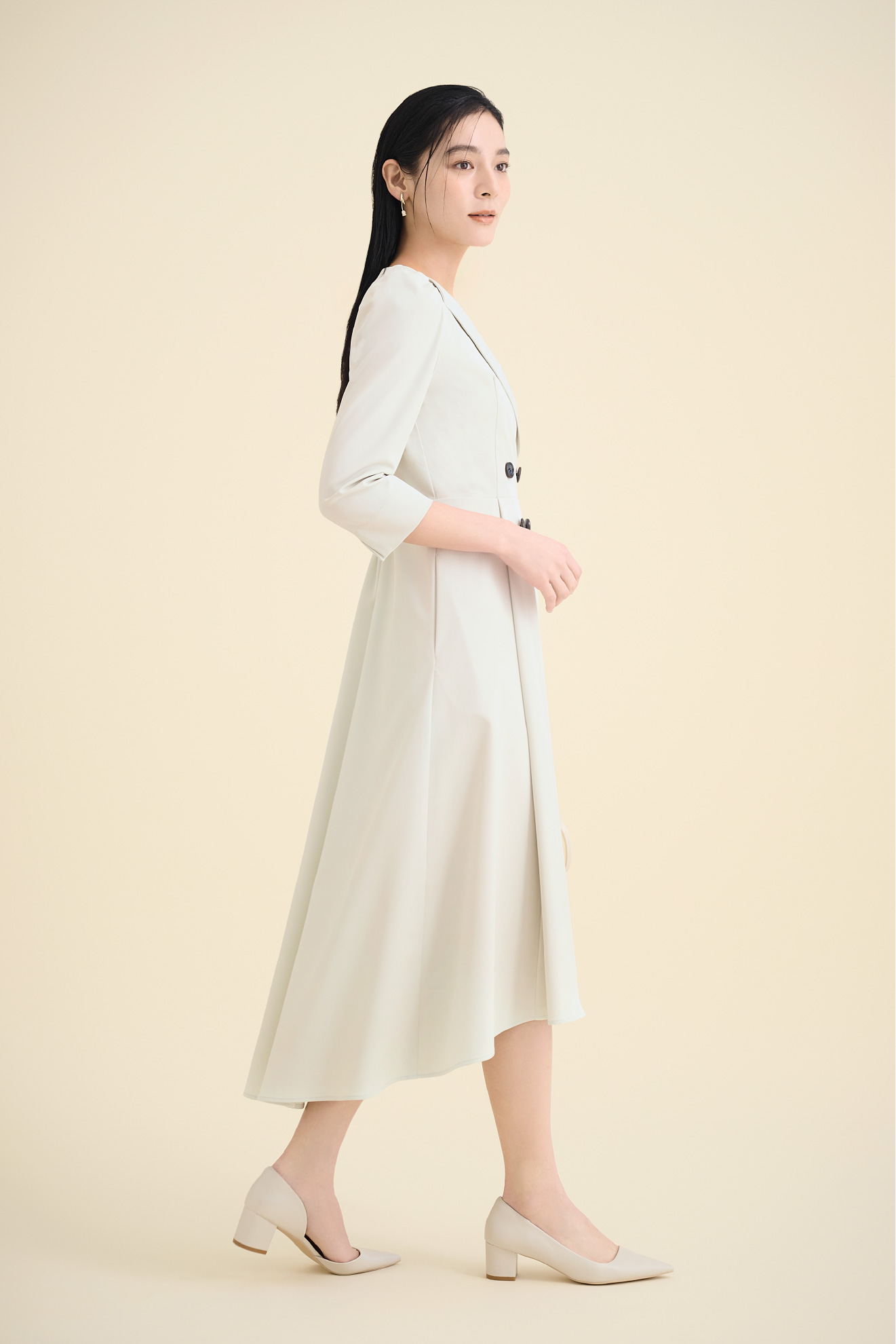 トレンチデザインワンピース、ビジューチューリップイヤリング、リュタンビジュースタッズポシェットの着用イメージ