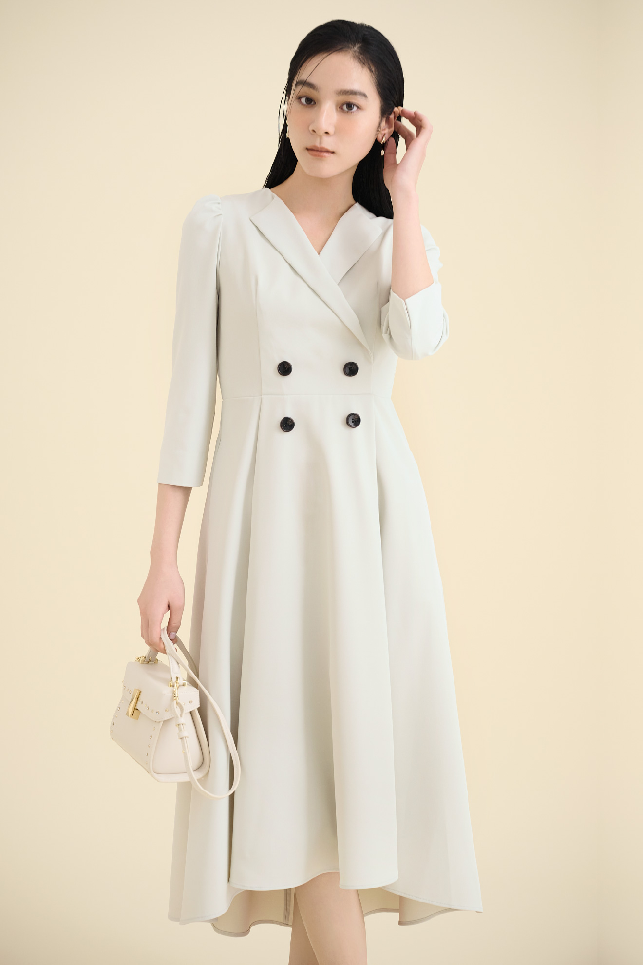 トレンチデザインワンピースとビジューリボン付きパンプスを着用したモデル画像
