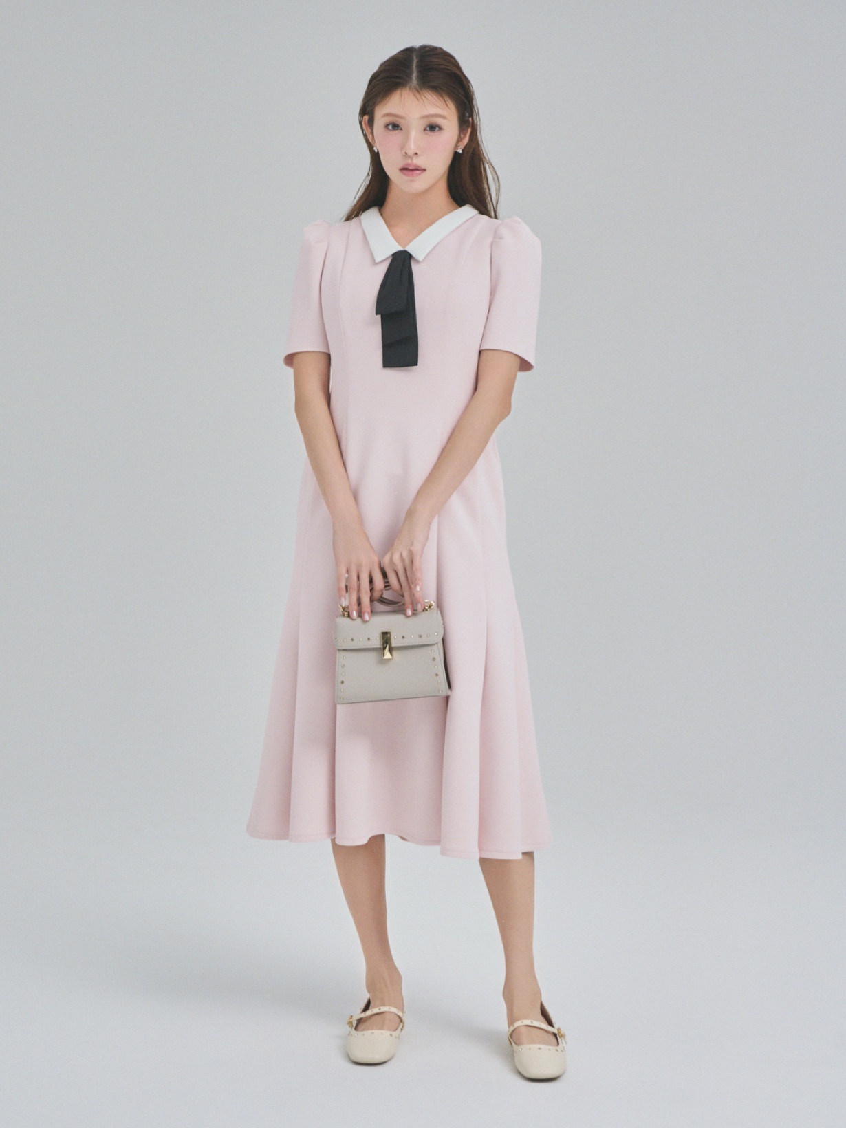 【WEB限定カラー】デタッチャブルポンチマーメイドワンピース、Cロゴビジューパールプチピアス、【リュタン】ビジュースタッズポシェットを着用したモデル画像