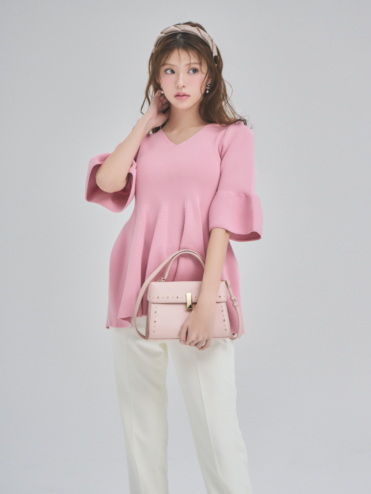 ベルスリーブペプラムニットプルオーバー、テーパードパンツ、フリルカチューシャ、Cロゴガラスパールリボンピアス、【リュタン】ビジュースタッズポシェット（Ｍ）の着用イメージ