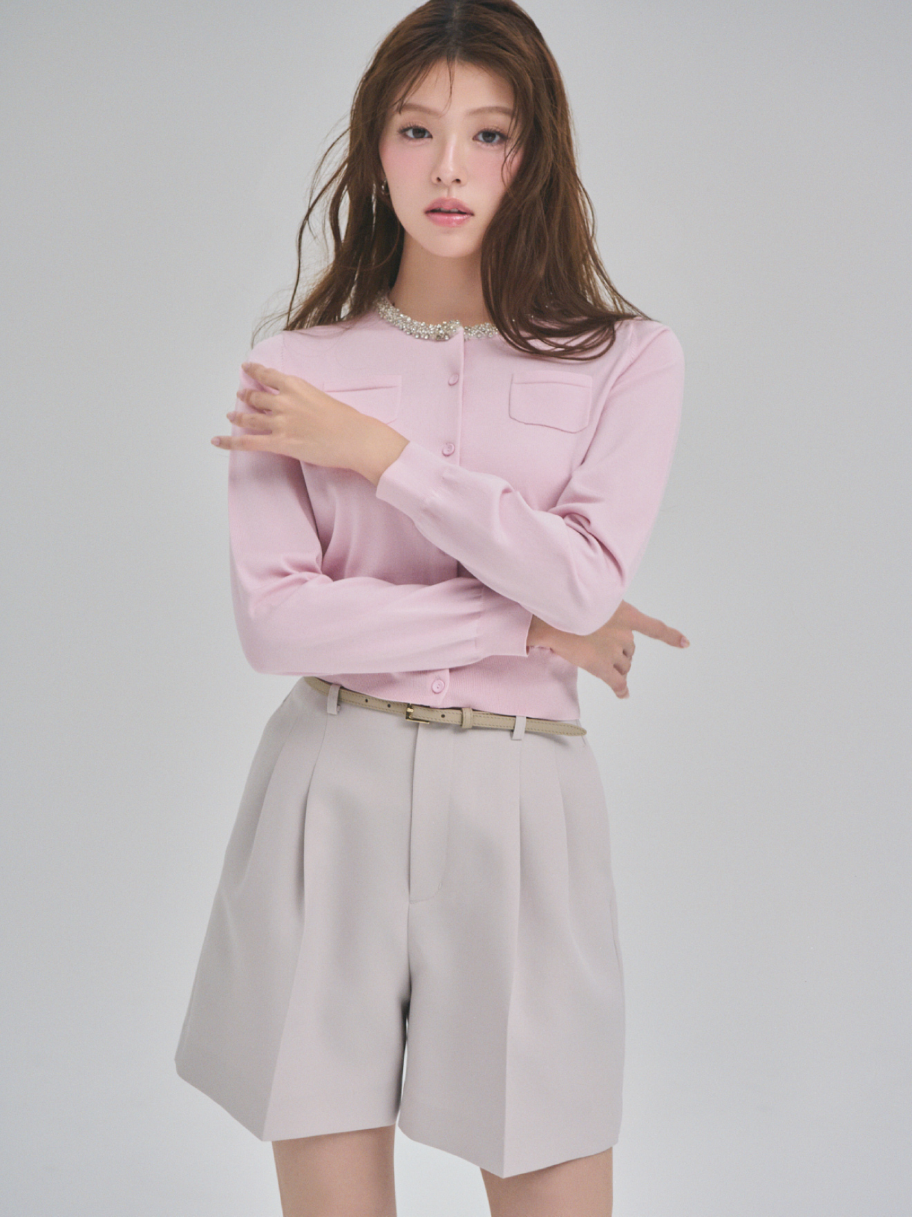 シルクブレンドビジューネックカーディガン、ベルト付きショートパンツ、ハートビジューフープピアスの着用イメージ