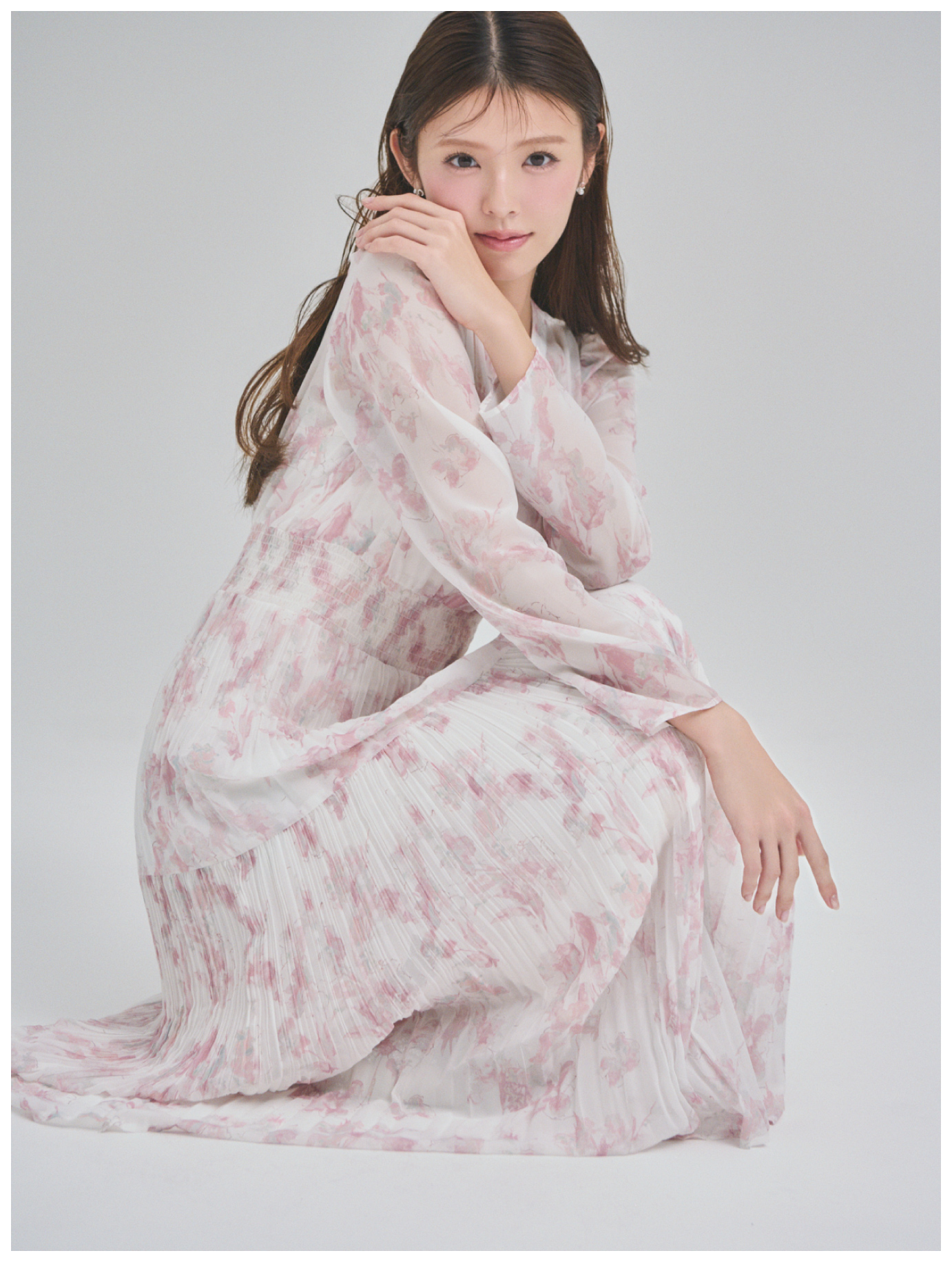 マーブルフラワープリントワンピースを着用したモデル画像