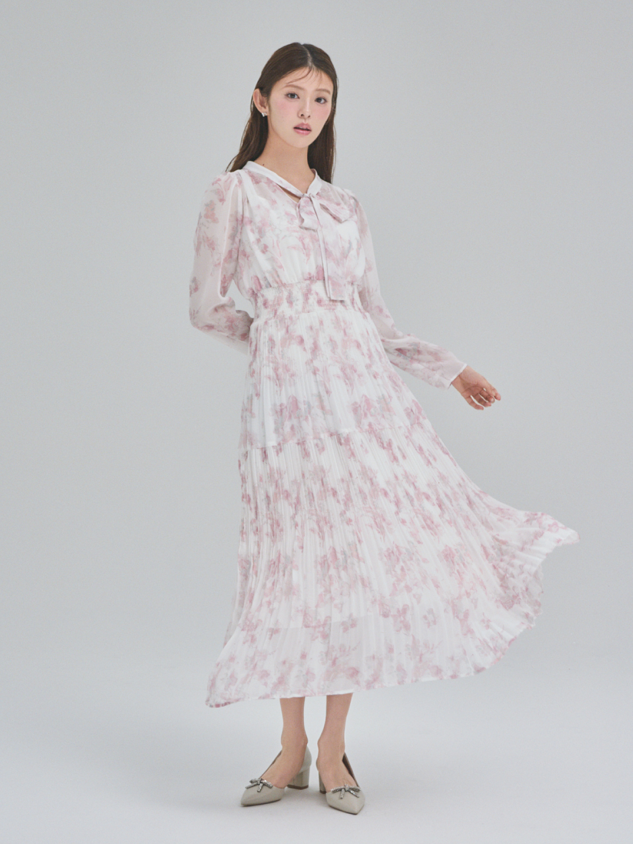 マーブルフラワープリントワンピース、Cロゴビジューパールプチピアス、ビジューリボン付きパンプスの着用イメージ