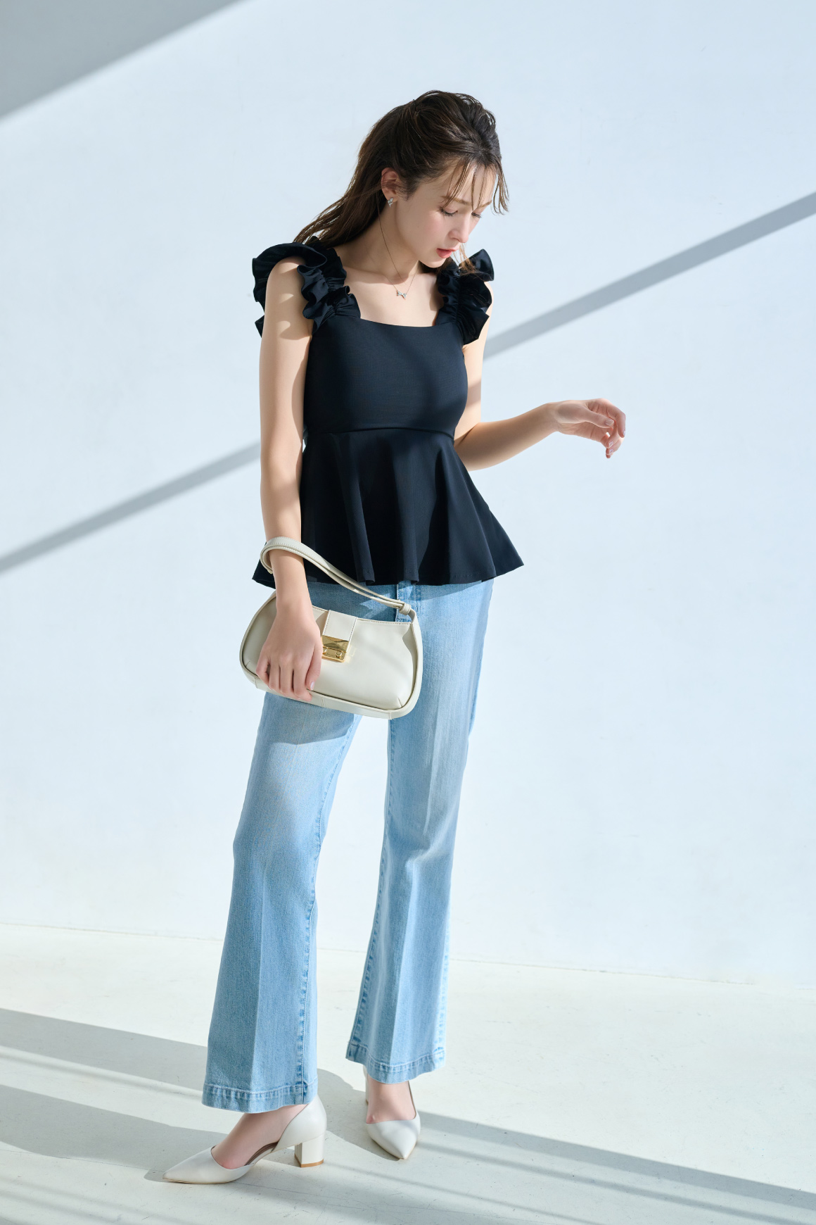 カップインチュニック、ハイウエストフレアデニムパンツ、ビジューチューリップピアス、ビジューリボンネックレス、2WAYワンハンドルショルダーバッグ、ビジューリボン付きパンプスの着用イメージ