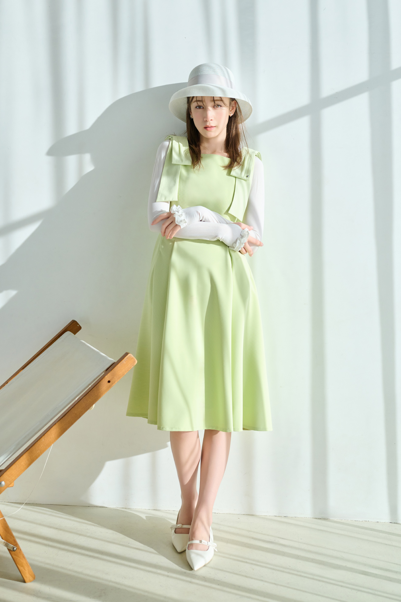 ラッシュガードポケットフーディー、リボンデザインウォッシャブルハット、ビジューチェリーイヤリング、アームカバー、リボンディテールバックストラップミュールの着用イメージ