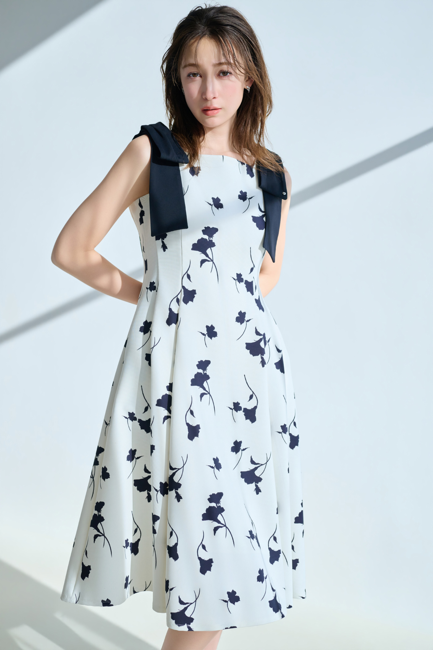 ラッシュガードショルダーリボンワンピースを着用したモデル画像