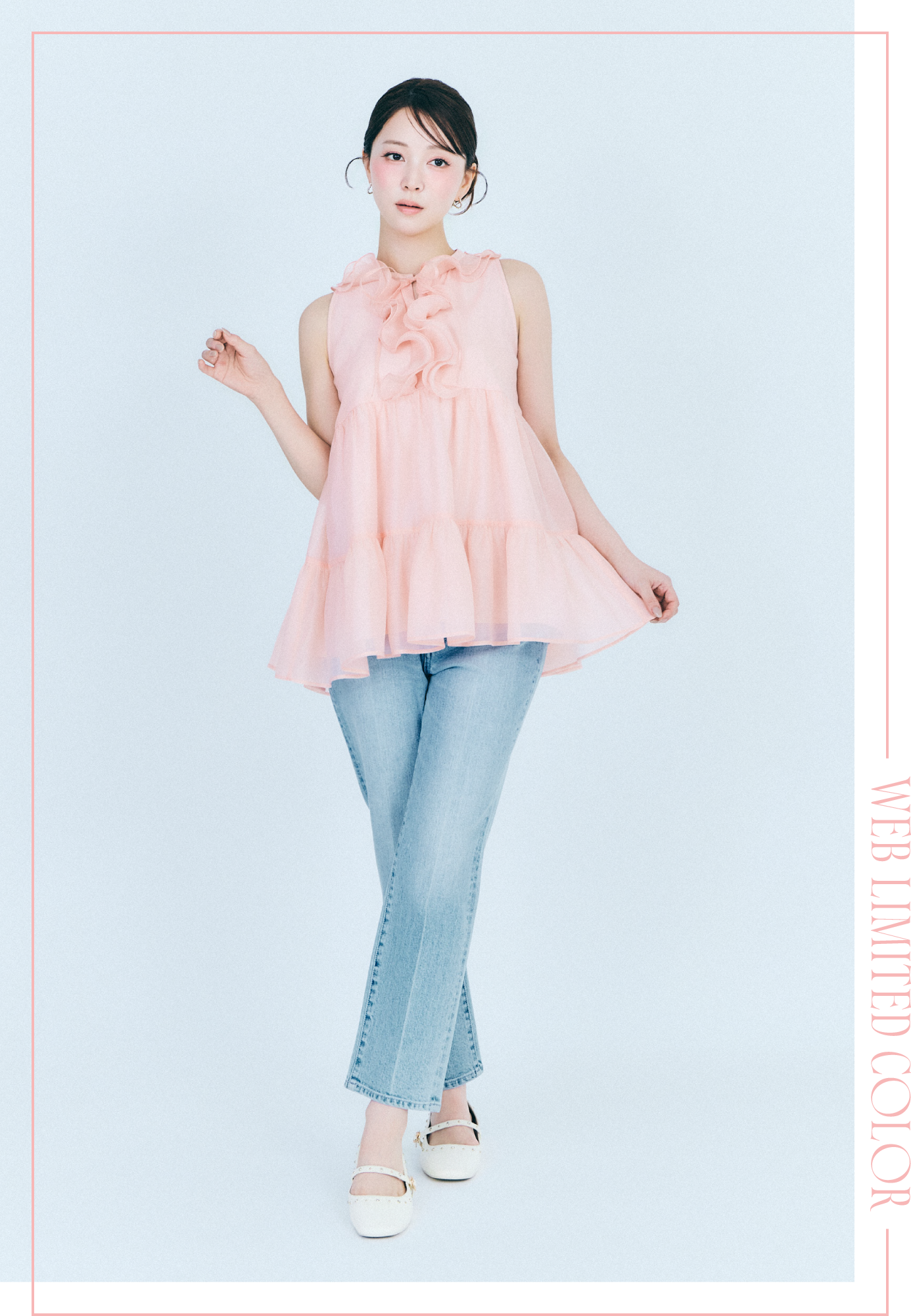 【WEB限定カラー】ラッフルフリルネックブラウス、デニムテーパードパンツ、ハートビジューフープピアス、ビジュースタッズフラットシューズの着用イメージ