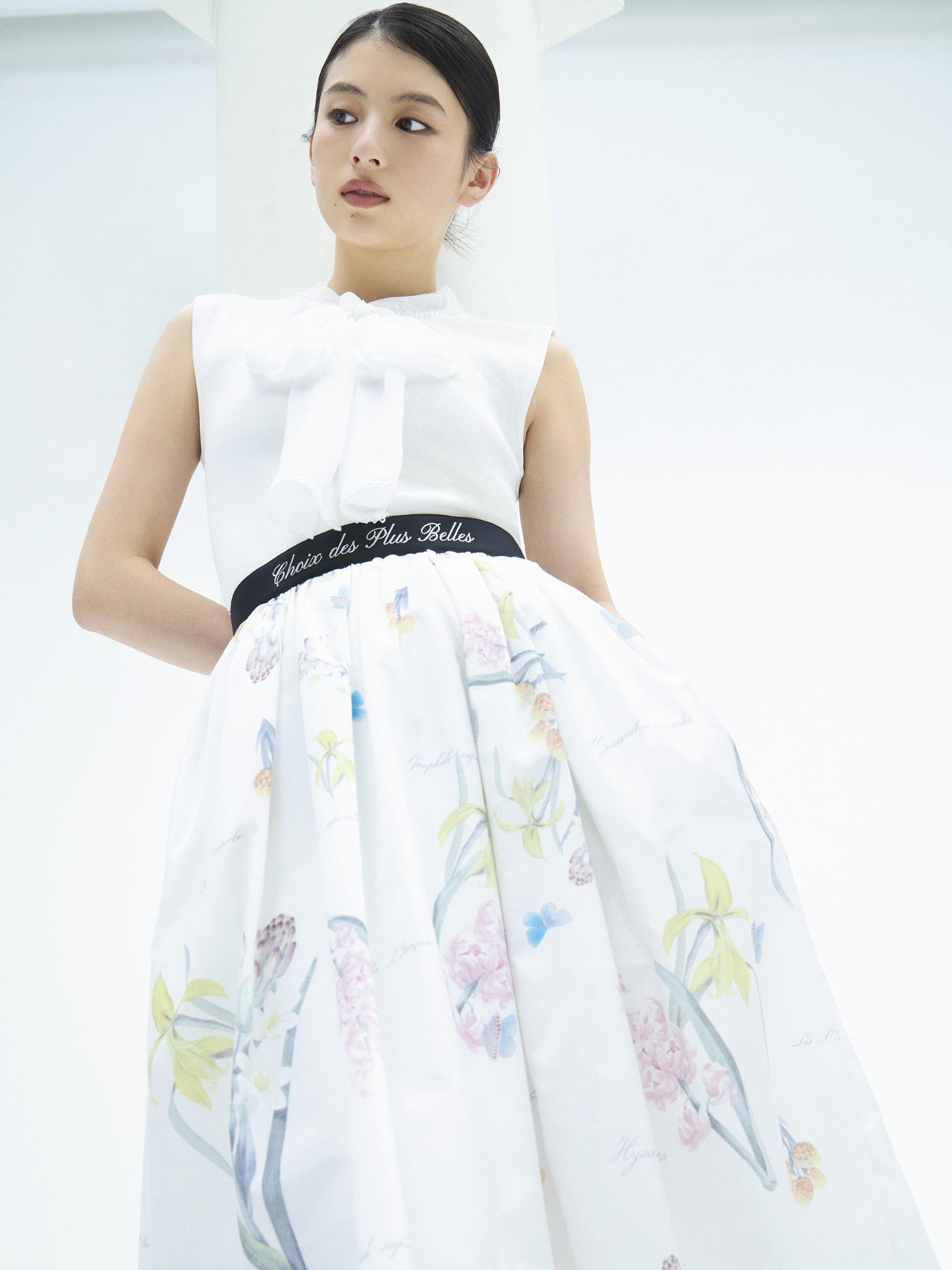 シフォンボウタイニットプルオーバー、【P.J. REDOUTEコラボ】フレアスカートを着用した女性のイメージ